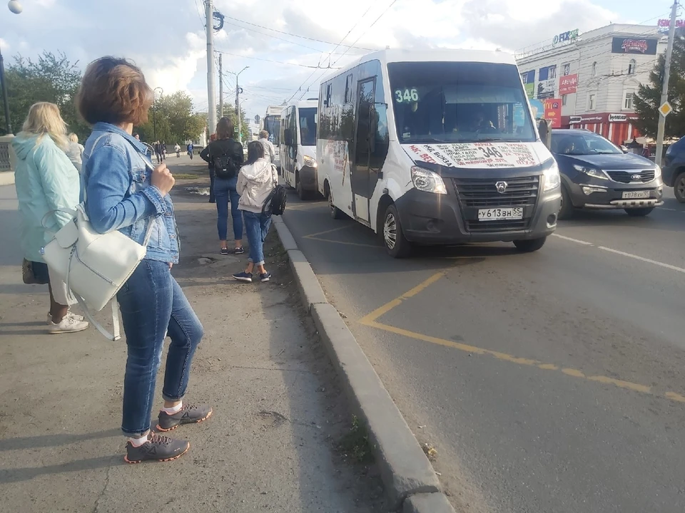 Очевидцы говорит, что транспорта пришлось ждать 40 минут.