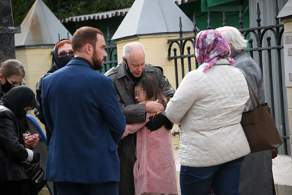 Владимир Конкин на похоронах обнимает внучку. А Михаил (он на фото в строгом костюме) хоть и стоит недалеко, но не подходит к семье.
