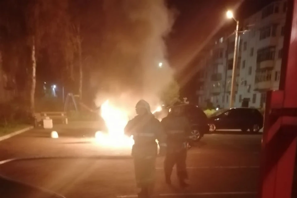 Автомобиль загорелся на улице Блюхера в Дзержинском районе