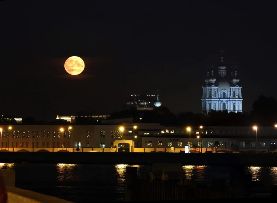 Полнолуние в питере сегодня фото Фотографии огромного полнолуния в Санкт-Петербурге появились в сети - KP.RU