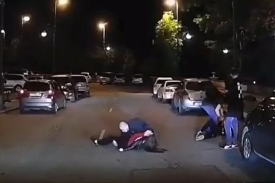 На видео заметно, как девушка падает и ударяется головой об асфальт