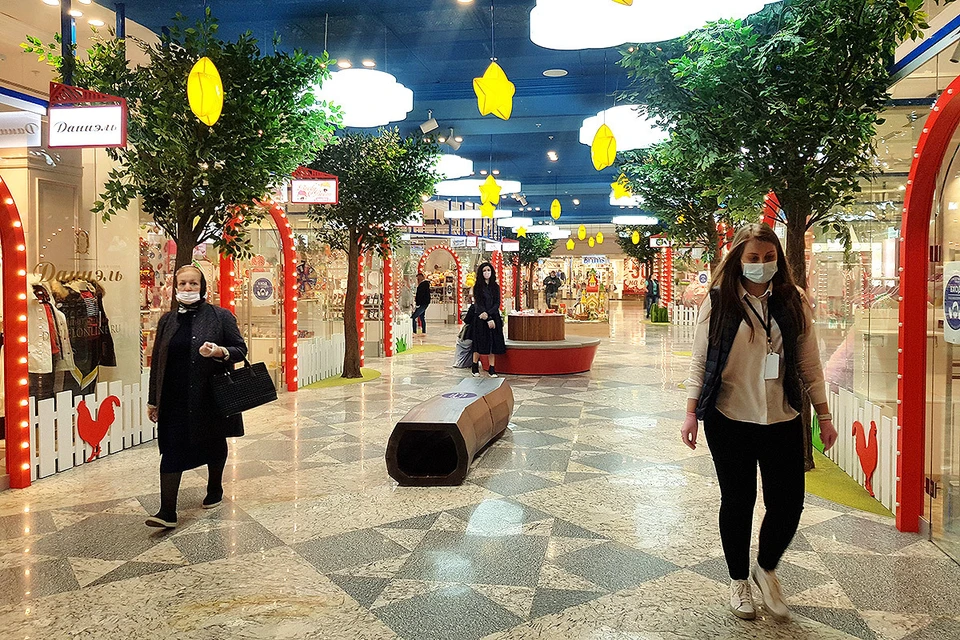 Посетители на одном из этажей "Детского мира".