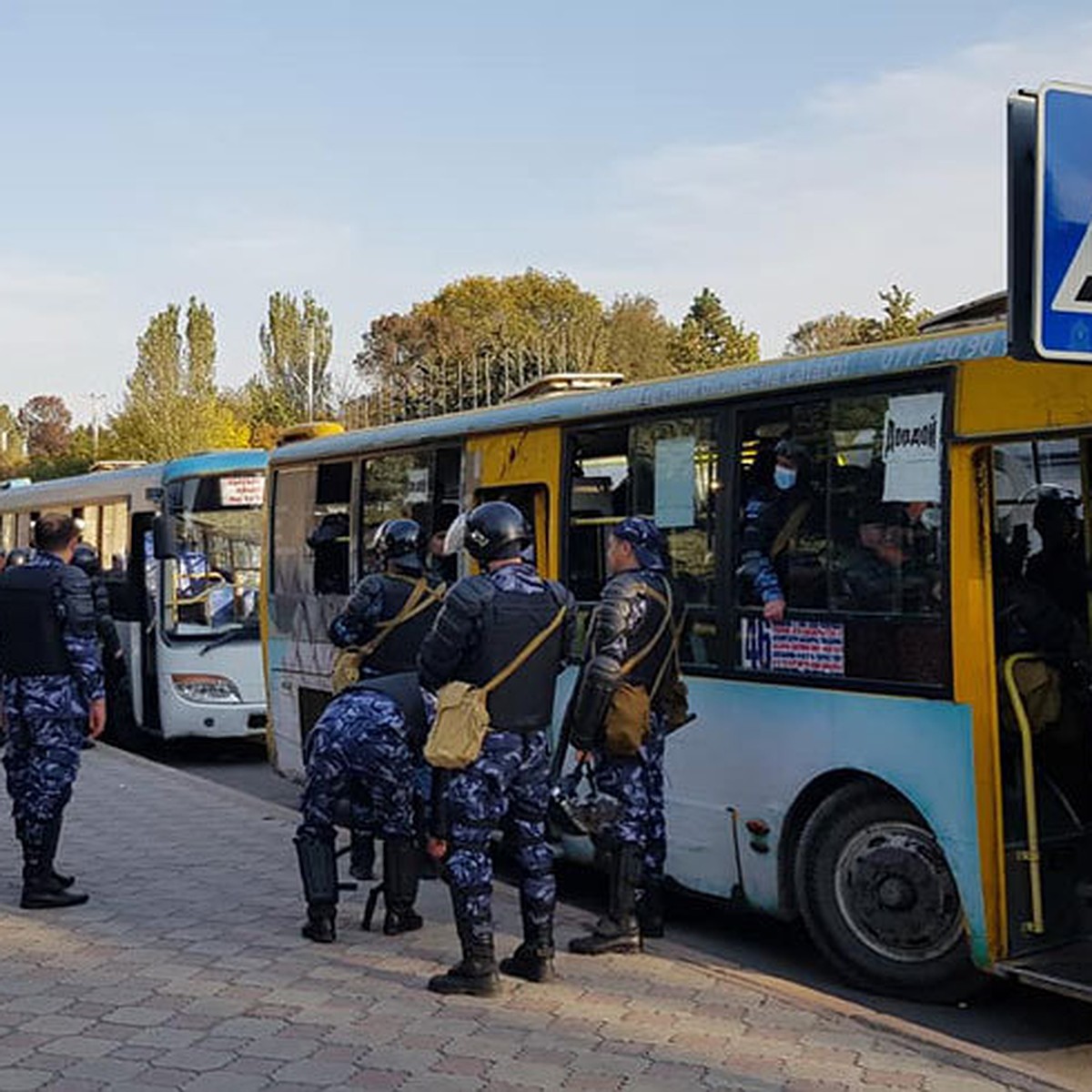 В Бишкеке продолжается разгон многотысячного митинга против итогов  парламентских выборов - KP.KG