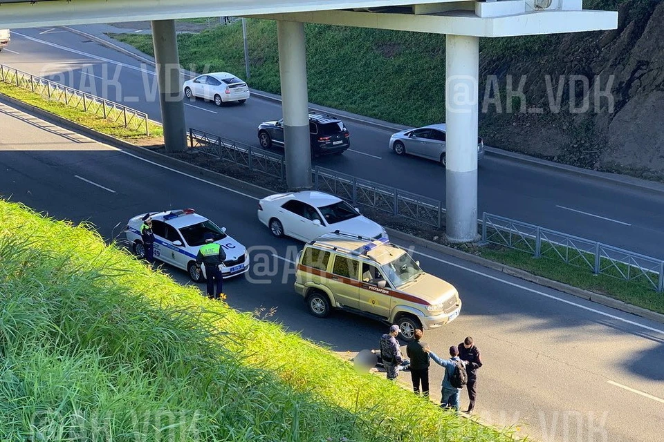 Смерть мужчины произошла возле виадука в районе Мариинского театра во Владивостоке. Фото: Инстаграм-паблик ak_vdk