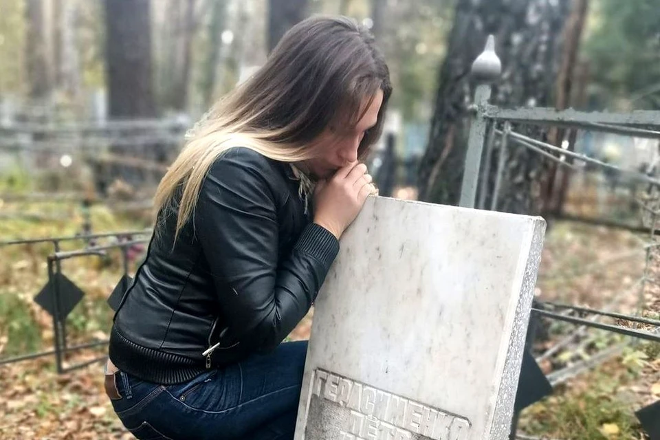 Наталья каждый раз плачет на могиле ребенка.