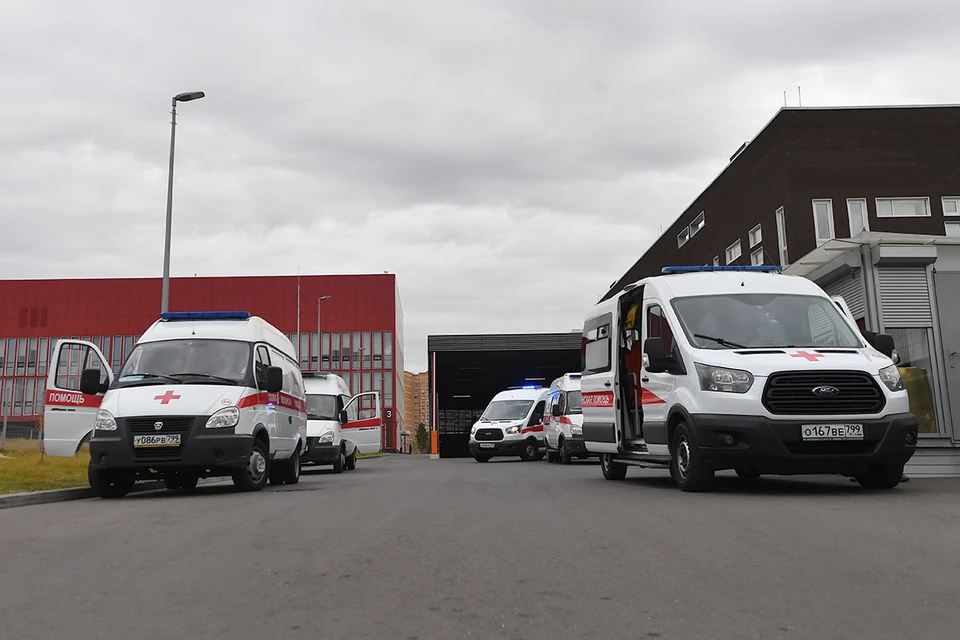 У ворот ГКБ №40 в Коммунарке вновь скапливаются десятки карет "скорой".