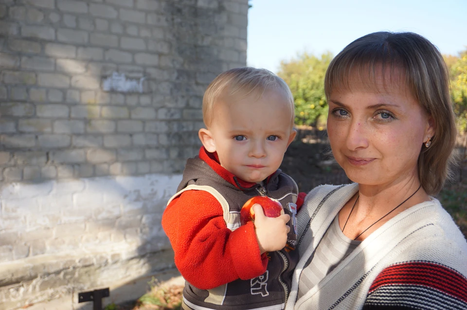 Жительница прифронтового села Ясное с сыном. В Донбассе выросли и пошли в школу дети, не знающие мира