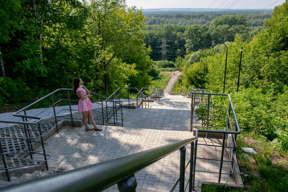 Совсем недавно в парке Победы восстановили Дежневскую лестницу, по которой можно спуститься прямо к воде.
