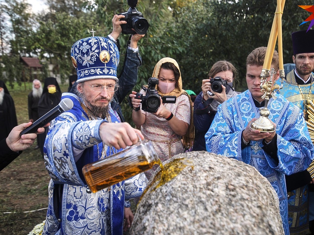 В Жировичском монастыре освятили камень на месте строительства 58-метровой  колокольни - KP.RU