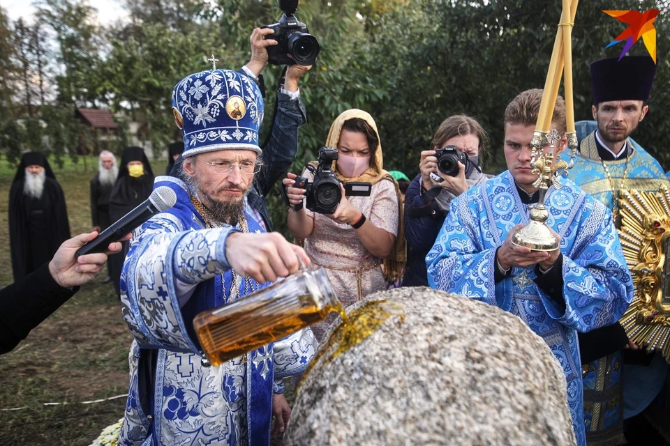 На камне, который освятил митрополит Вениамин, написано, что будущая колокольня – дар обители от России.
