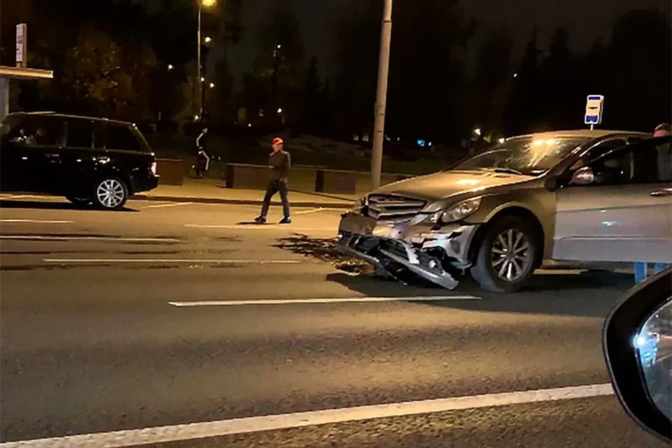 Видео аварии со «скорой» на Кутузовском проспекте в Москве показали очевидцы. Фото: кадр из видео