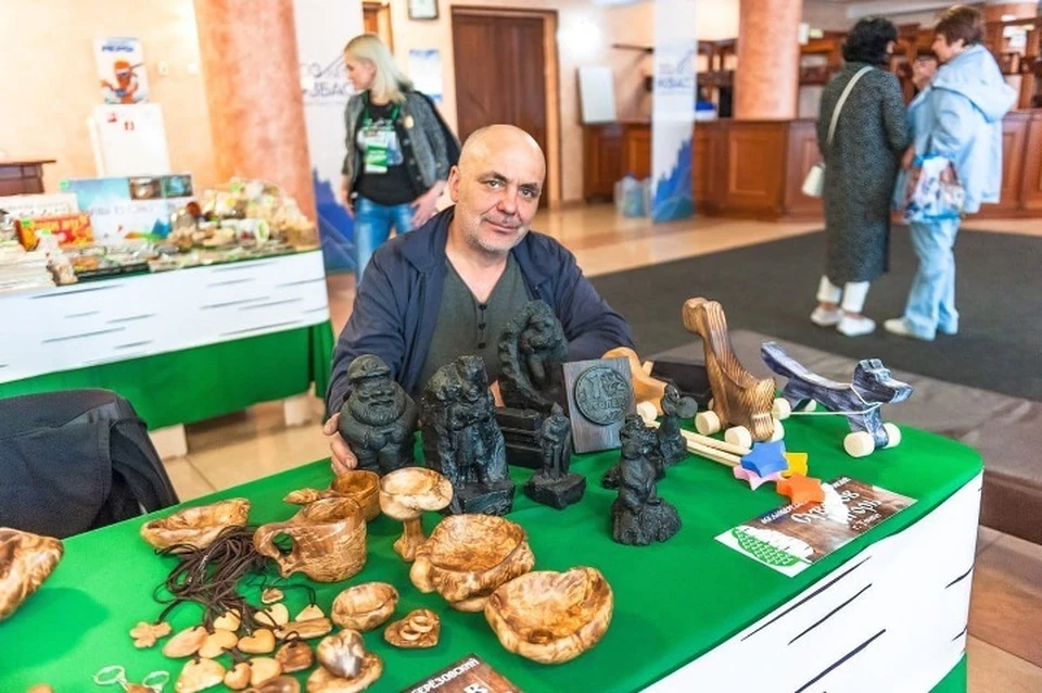 Кузбассовец создает скульптуры из каменного угля. ФОТО: пресс-служба АПК.