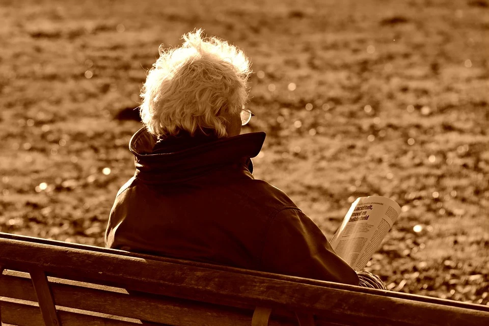 Пожилых тюменцев просят реже посещать общественные места. Фото - pixabay.com.