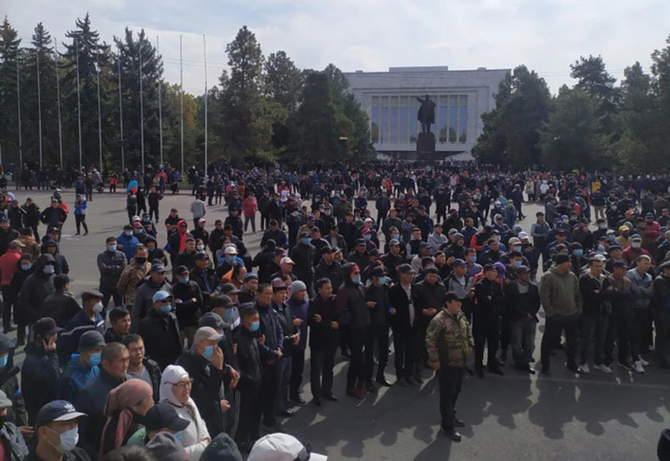 Митинг теперь уже с требованием о роспуске парламента продолжился на Старой площади Бишкека.