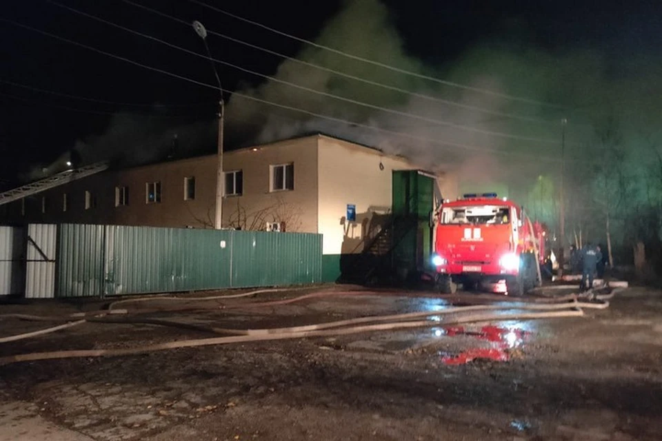 В Лесосибирске ночью тушили крупный пожар в психоневрологическом диспансере. Фото: МЧС