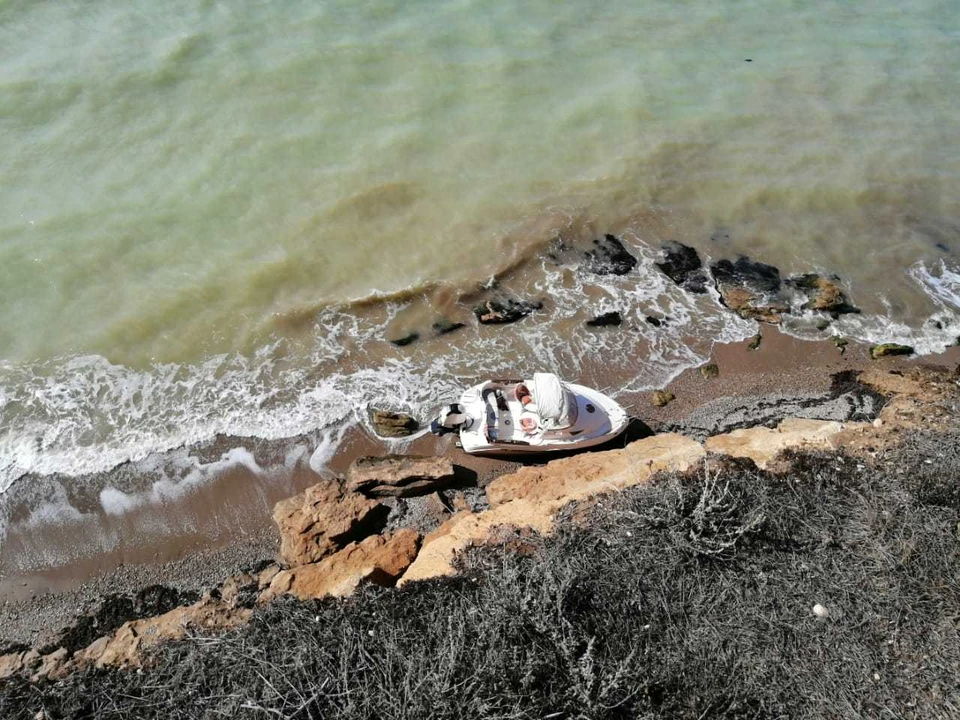 Катер Петра Шапиро, прибитый к берегу в нескольких километрах от поселка Кача. Фото: Владимир Мокану