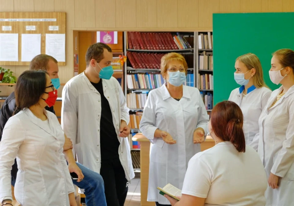 Студенты-волонтеры медколледжа с замдиректора по учебной работе Людмилой Кубаревой.