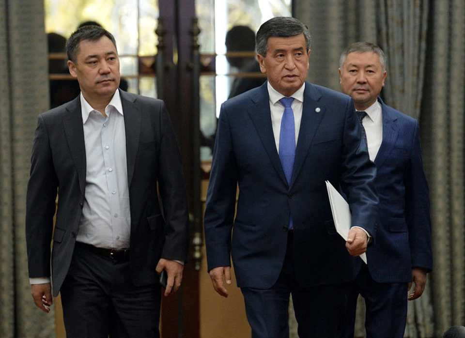 Садыр Жапаров и Сооронбай Жээнбеков на внеочередном заседании парламента, где экс-президент выступил с прощальной речью.