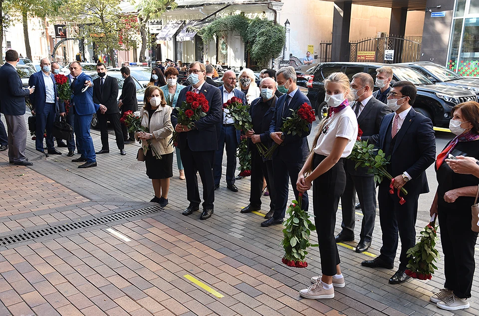 В Ростове-на-Дону открыли мемориальную доску в память об Евгении Бушмине. Фото: пресс-служба ЗС РО