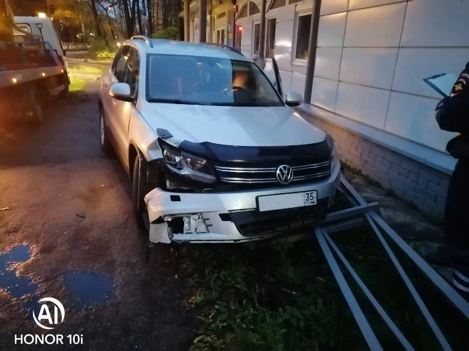 Автомобиль сокольчанина получил кузовные повреждения.