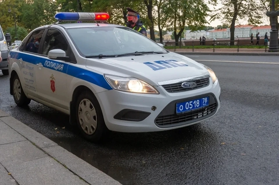 Подросток пробежал по машине ДПС в Санкт-Петербурге.