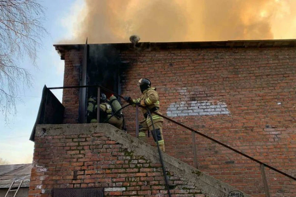 Ученик поджег здание на территории школы в Ангарске. Фото: ГУ МЧС России по Иркутской области.