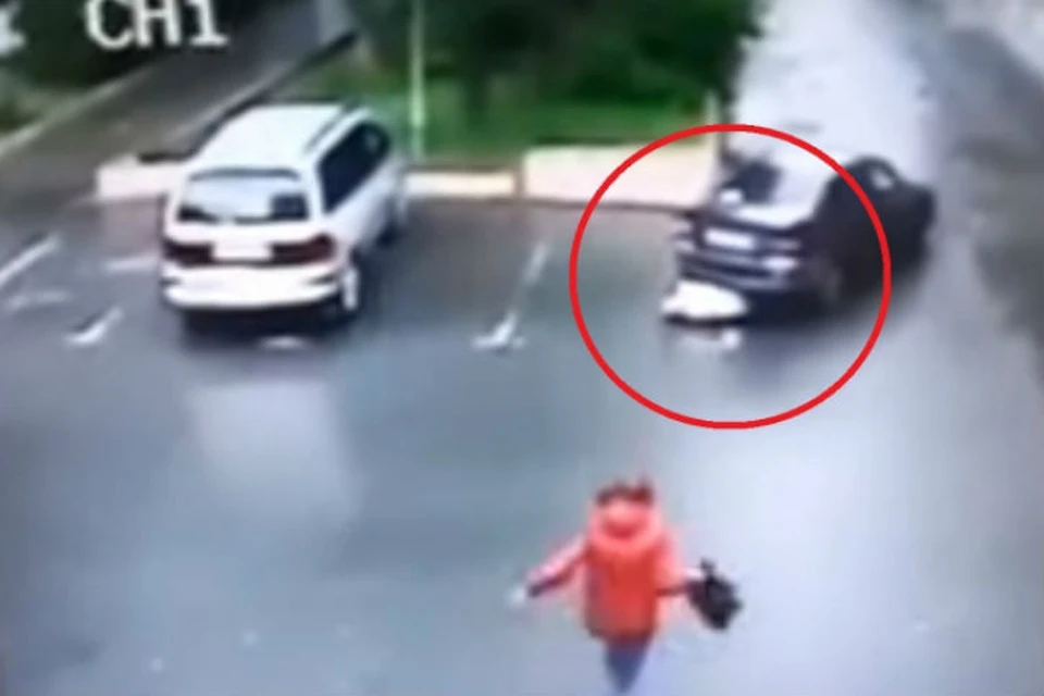 Женщина-водитель сбила пенсионерку у здания администрации Апатитов. Фото: скриншот видео
