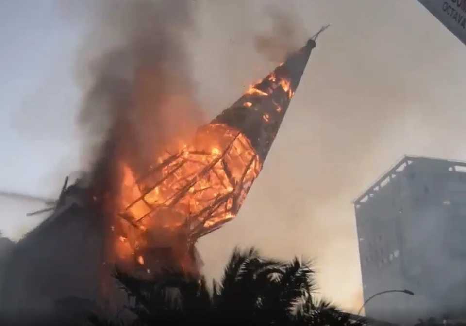 Протестующие сожгли две старинные церкви в столице Чили. Фото: кадр из видео