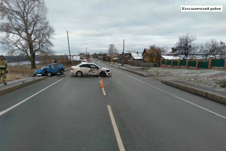 В результате столкновения пострадали три человека - водитель и два пассажира отечественной легковушки. Фото: vk.com/gibdd43