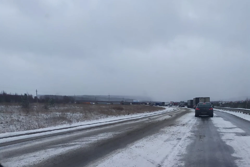 Выпавший снег создал проблем водителям. Фото: vk.com/«Трасса М5 Уфа — Челябинск»