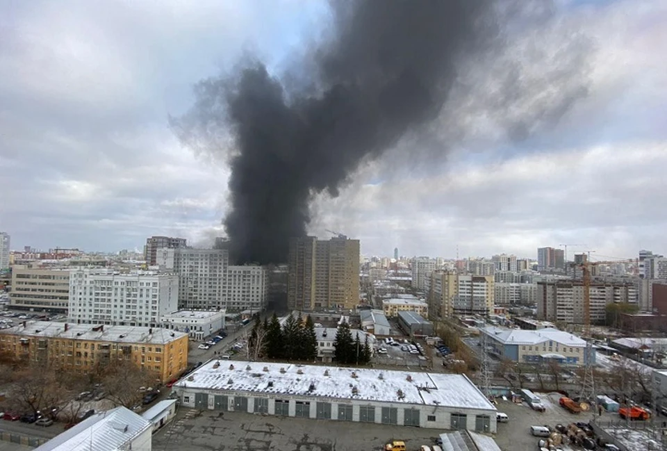 Где пожар в екатеринбурге сейчас. ТЦ Екатеринбург пожар. Екатеринбург пожар на Щорса. Пожар Екатеринбург сейчас. Мегаполис в пожарах.