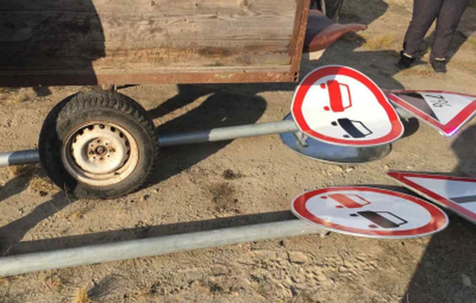 Сотрудники ДПС не дали сделать тобольскому спортсмену тренажер из дорожных знаков. Фото - УМВД по Тюменской области.