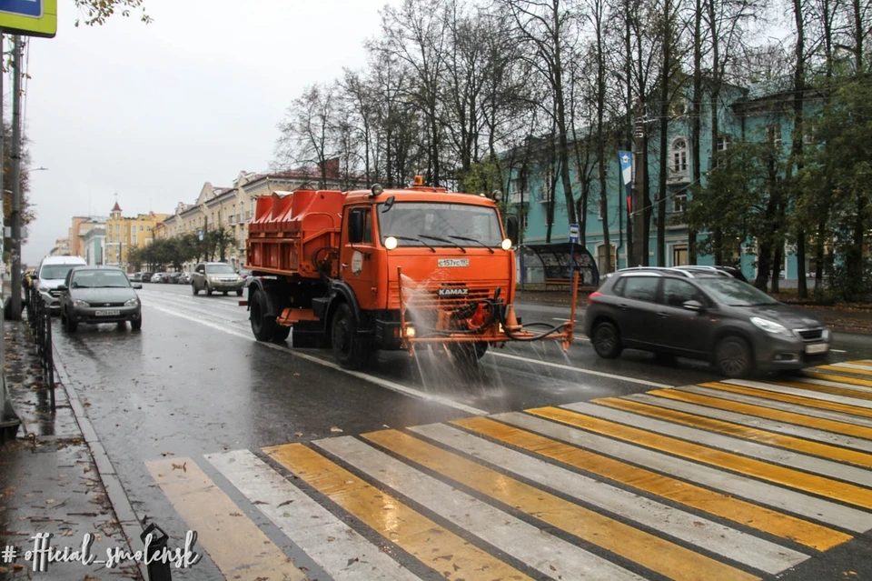 В Смоленске от коронавируса начали обрабатывать дороги. Фото: администрация г. Смоленска.