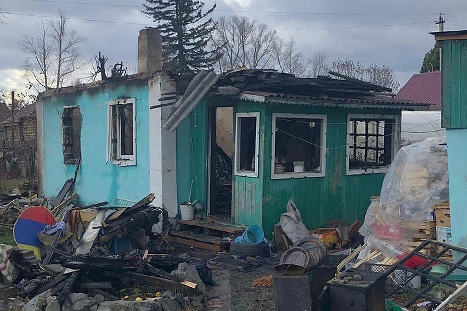 Огонь буквально уничтожил частный дом на улице Тульская,269а, где жила семья с двумя детьми. Фото: предоставлено Отиа Сулава