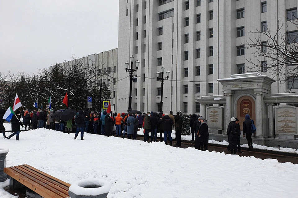 В мэрии Хабаровска подсчитали что в эту субботу на митинг на площадь Ленина вышли около 300 человек