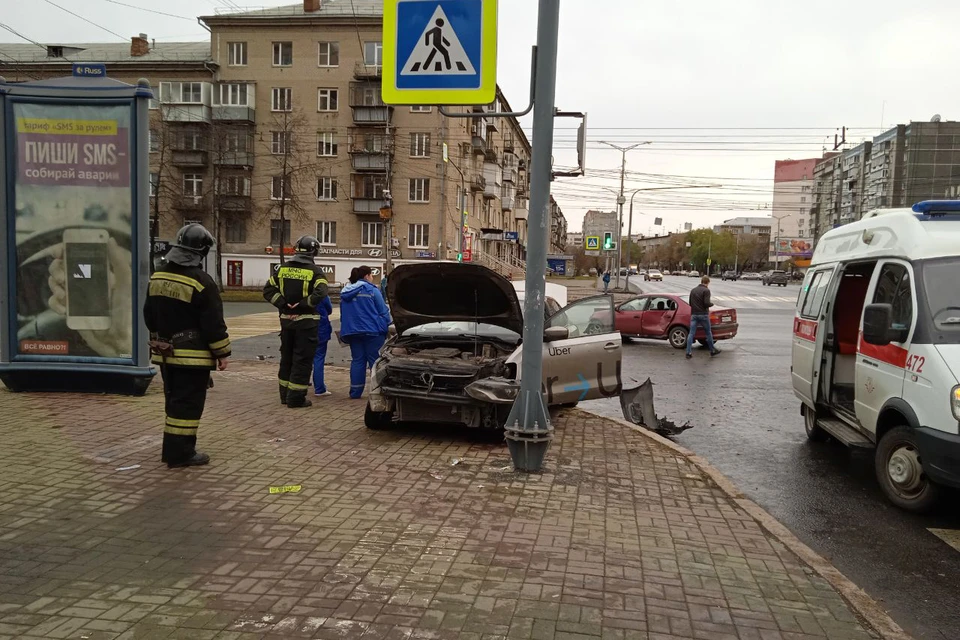 На перекресток приехали пожарные, потому что была угроза возгорания. Фото: читатель КП