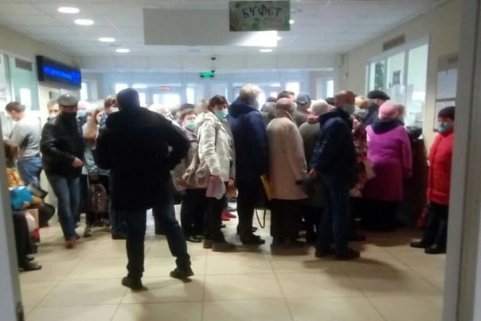 Такая очередь в поликлинике Ростова. ФОТО: группа "Подслушано в Ростове Великом [ПвРВ]