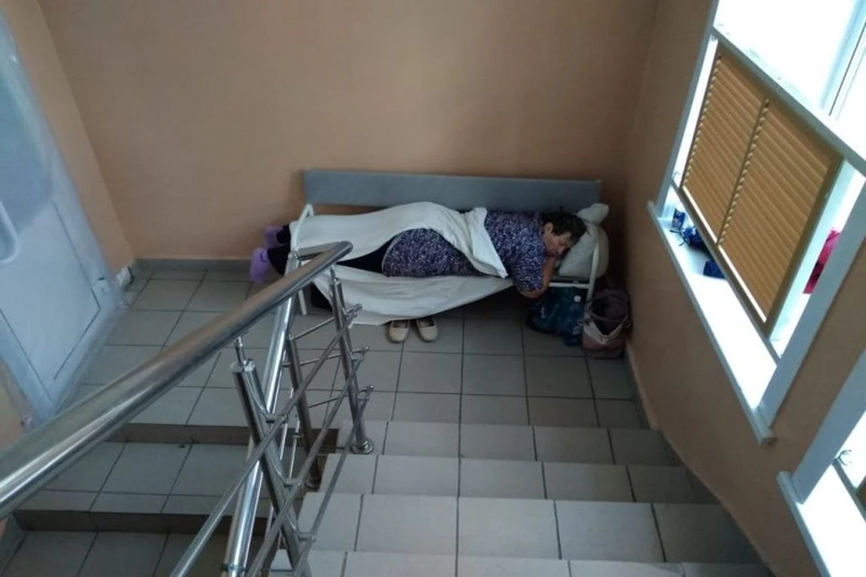 Больные коронавирусом вынуждены лежать на лестничных площадках и не всегда на кроватях. Фото: «Сибкрай»