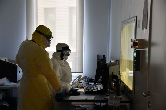Легкие формы болезни коронавируса лечат на дому, но есть случаи, при которых госпитализация необходима