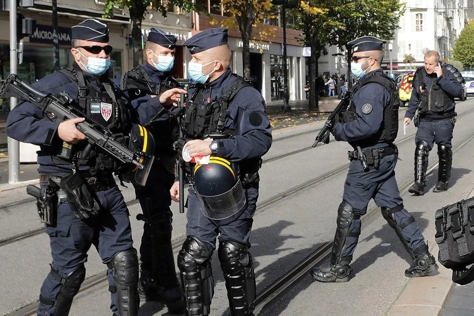 Во Франции объявили максимальный уровень террористической угрозы