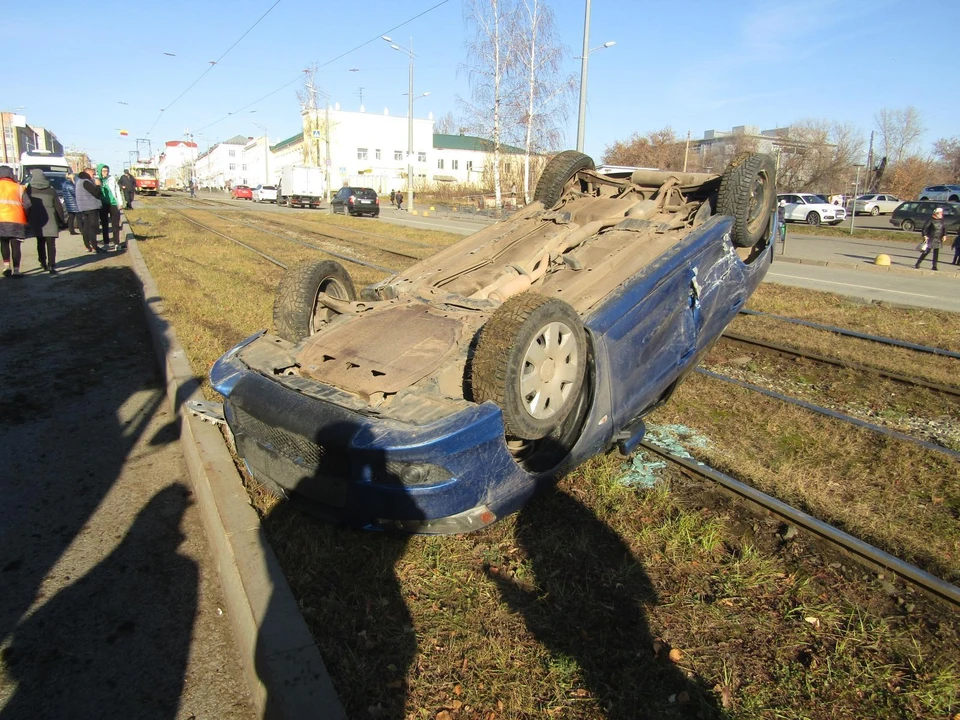 Машина перевернулась и вылетела на трамвайные пути в Ижевске