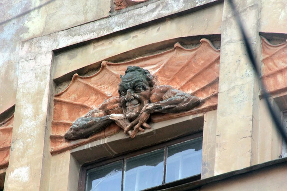 Барельеф с Мефистофелем сбили с фасада дома-памятника в 2015 году.
