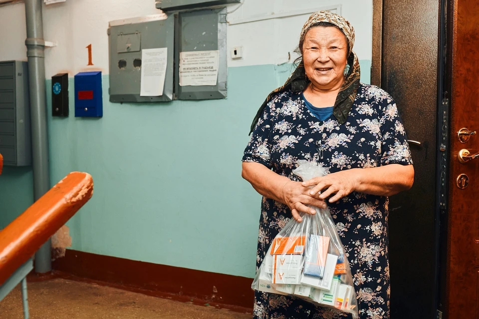 Работники соцслужб доставляют пожилым тюменцам бесплатные лекарства. Фото со странички Александра Моора в ВК.