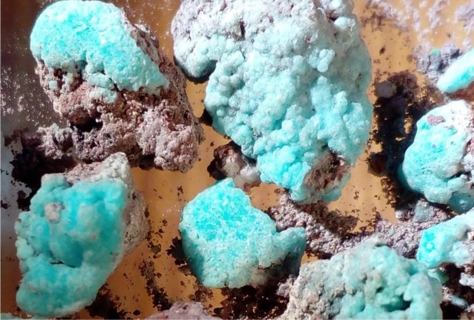 Так выглядит петровит - уникальный минера, обнаруженный учеными СПбГУ на Камчатке.