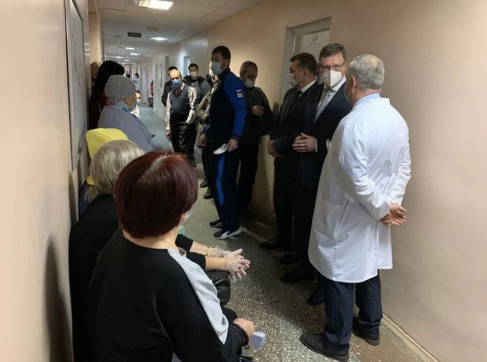 Губернатор Омской области лично побывал в поликлинике и увидел длинные очереди. Фото: пресс-службе администрации Омской области