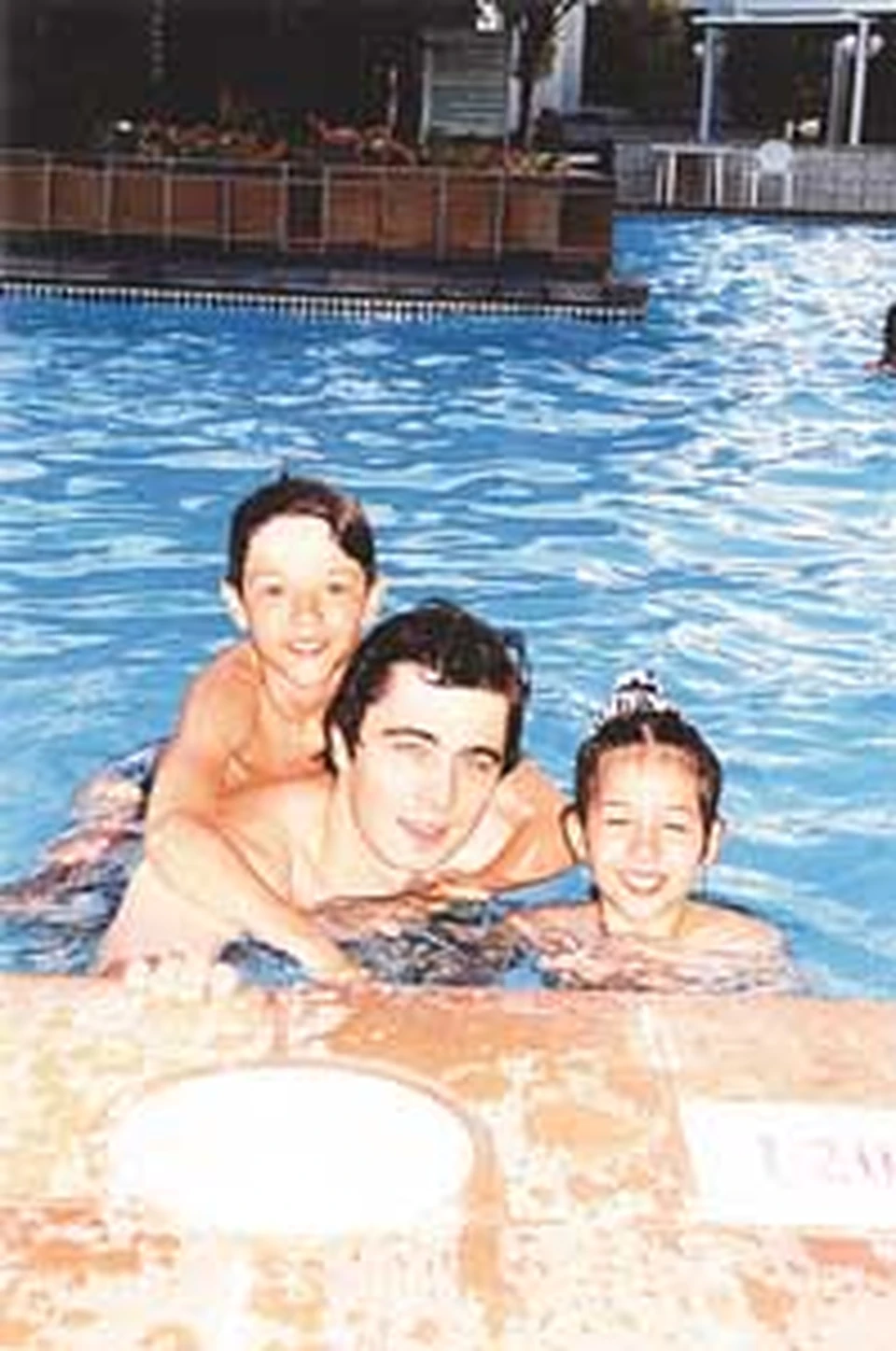 Сергей Бодров обожал детей - в Испании он часами плескался в бассейне с детьми  дрессировщиков Юлей и Олегом.