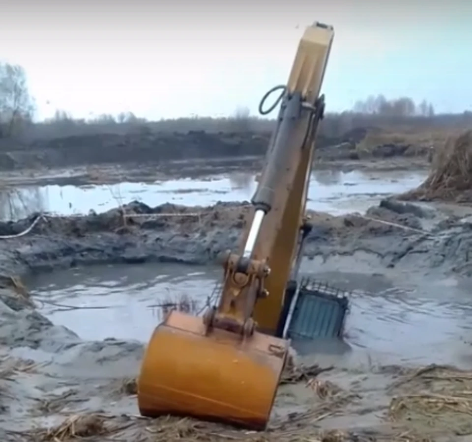 В селе под Воронежем сняли на видео утонувший в грязи экскаватор - KP.RU