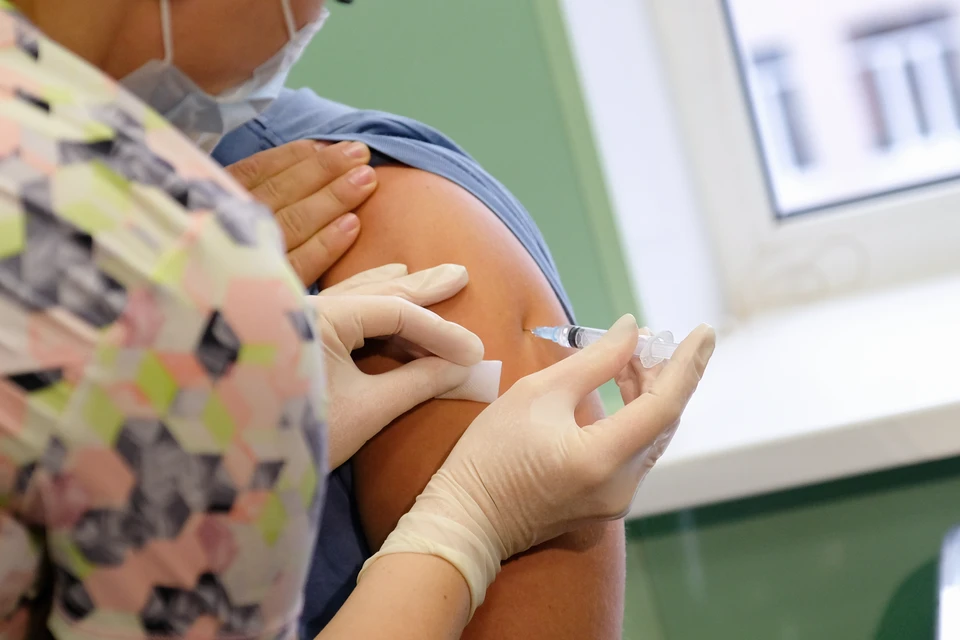Прививку от коронавируса сделают всем медработникам Санкт-Петербурга