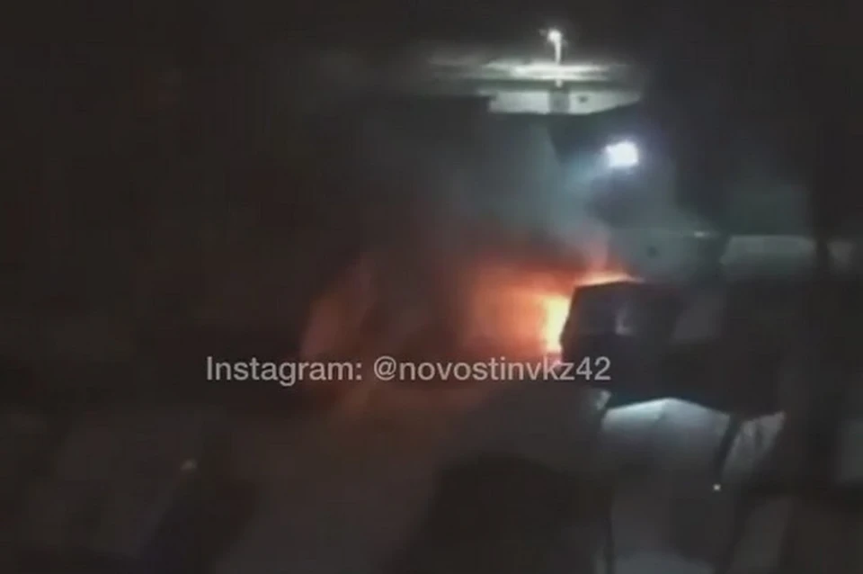 Пожар в гаражах разбудил ночью кузбассовцев. ФОТО: Инстаграм, novostinvkz42