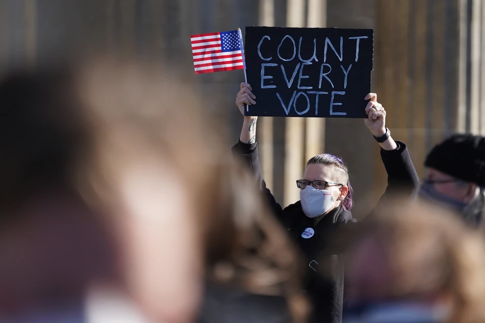 Америка замерла в ожидании затянувшегося подсчета голосов на президентских выборах.